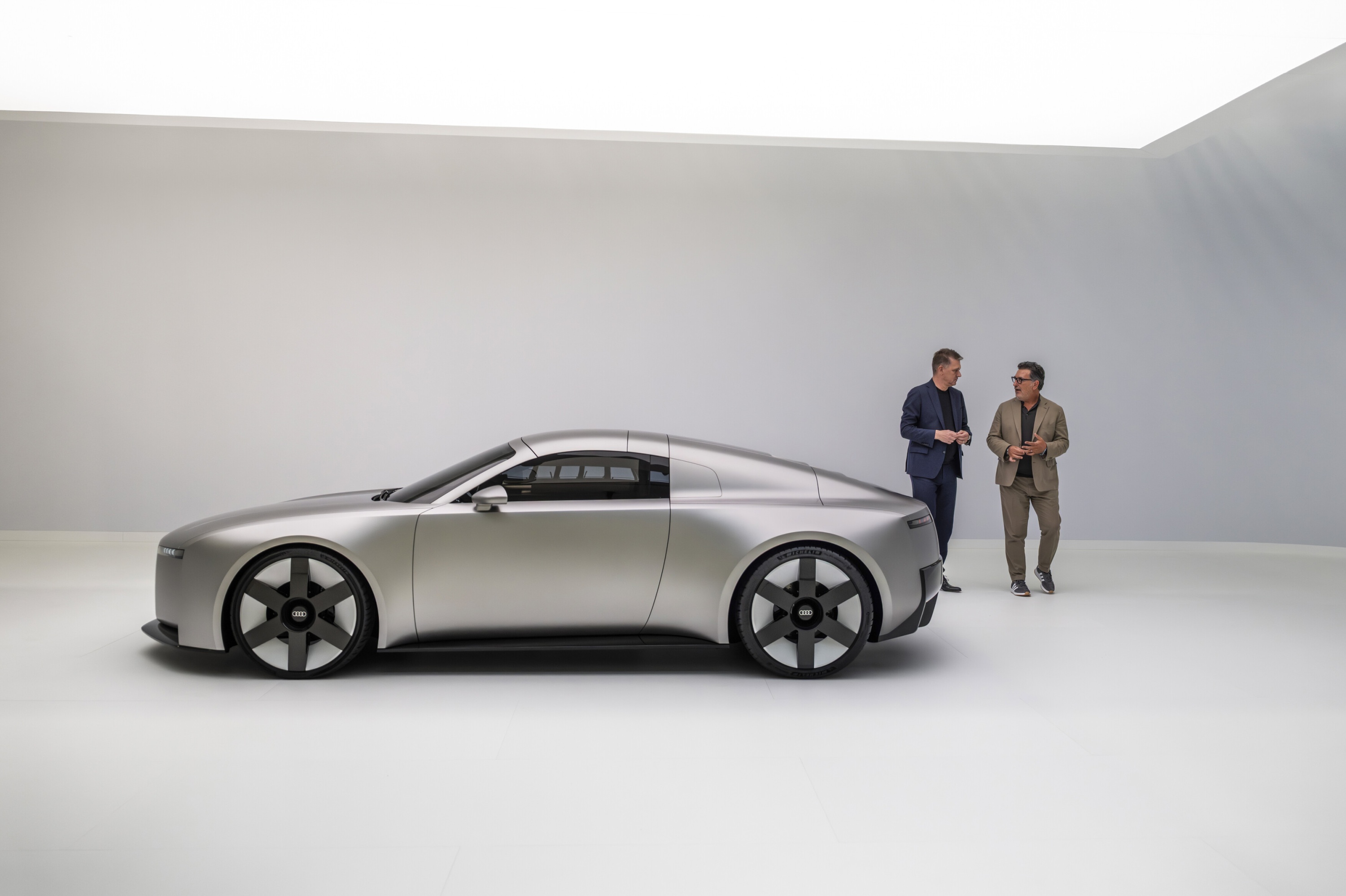 圖9_左起Audi 執行長 Gernot Döllner及首席創意長Massimo Frascella 與Audi Concept C概念車.jpg