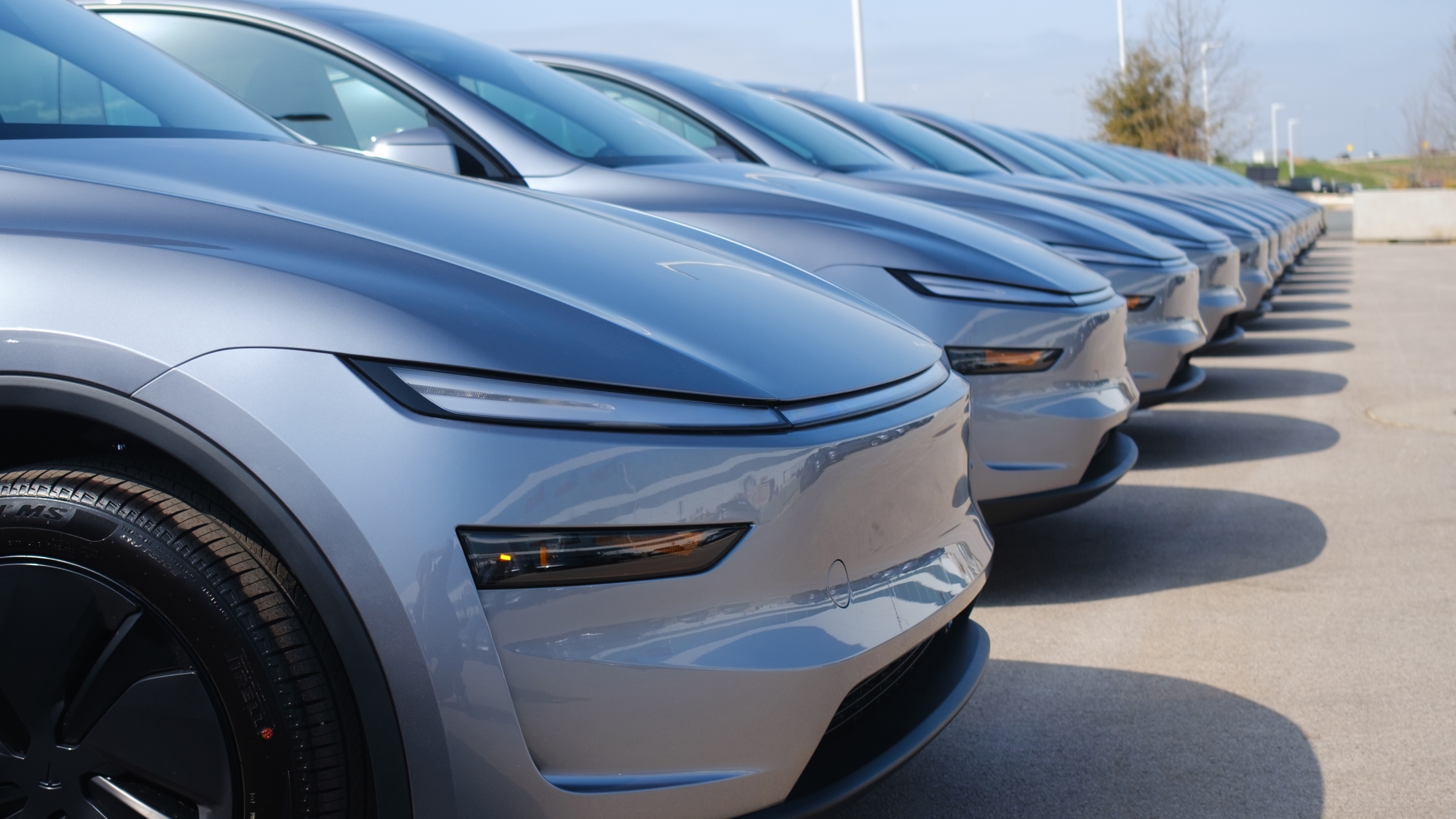 02_Model Y 蟬聯 6、7、8 月台灣電動車銷量冠軍與豪華進口休旅車榜首，如今更一舉取得 2025 年 8 月台灣總市場銷售排行榜第二位與進口車銷量冠軍。 .jpg
