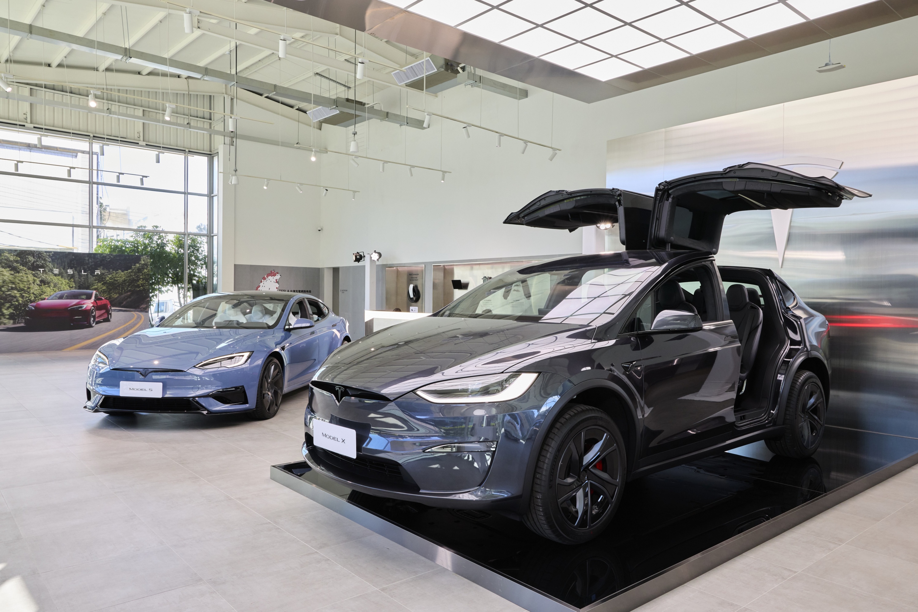 04_旗艦車型新款 Model S 與 Model X 將於 9.6 開始於台北南港服務體驗中心及全台 Tesla 體驗店展出，9.13 開放試駕體驗，並正式於 9 月中展開在台交付。.jpg