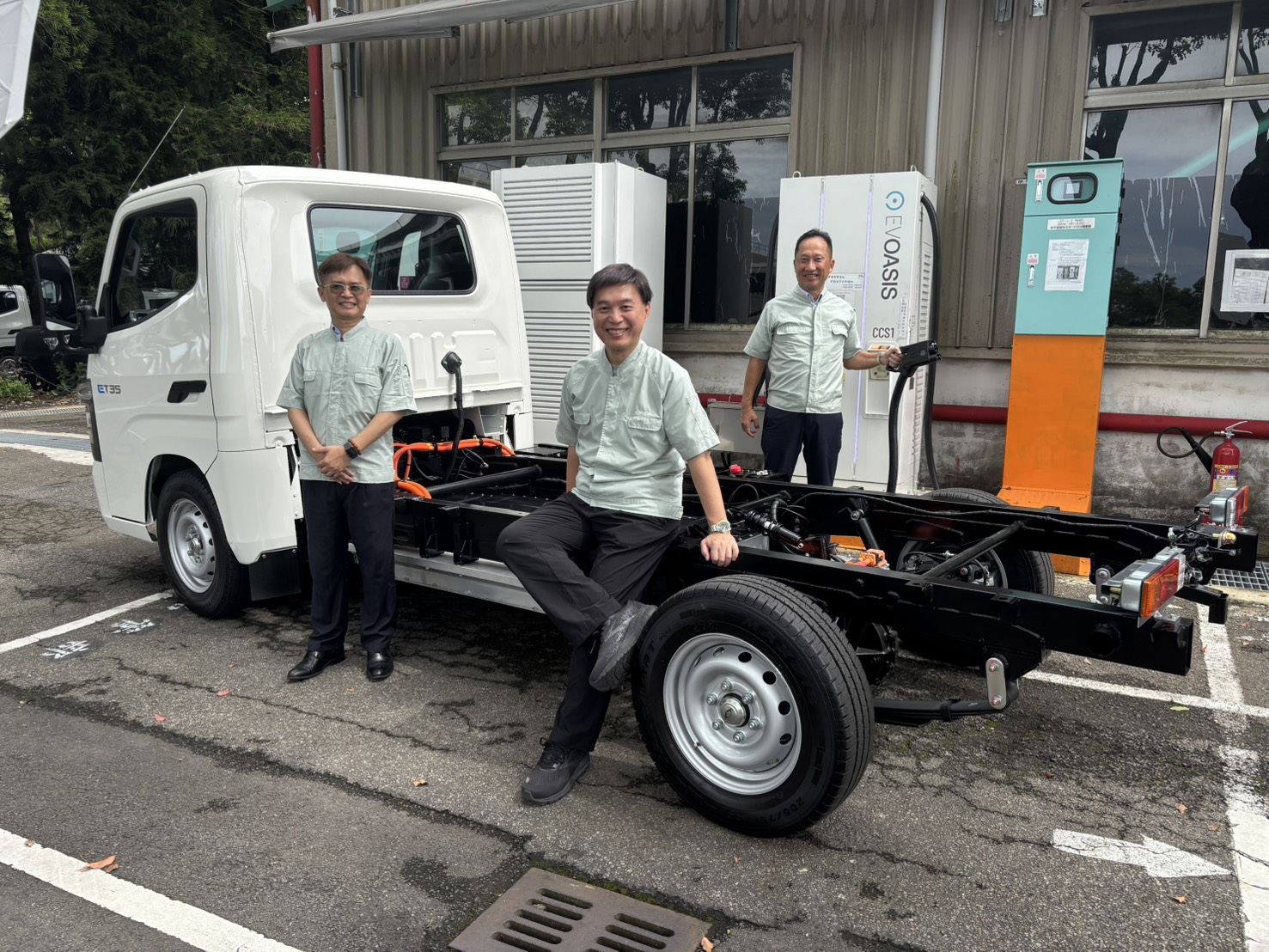 中華汽車曾鑫城總經理率研發團隊打造電動商用車 ET35電動商用車141.9萬元開放預接單.jpg