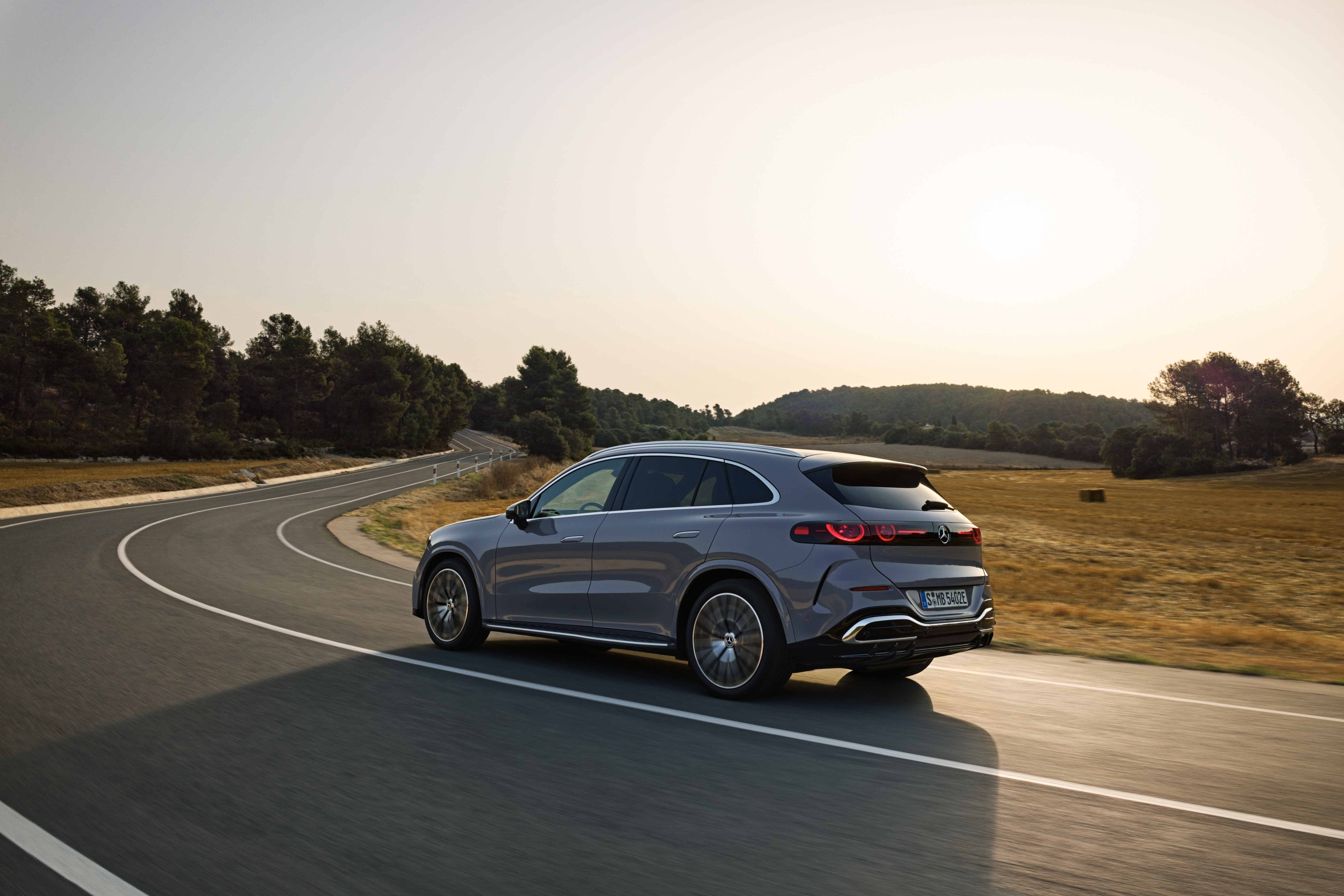 圖3、搭載與 S-Class 相同技術的 AIRMATIC 智慧氣壓懸吊與後軸轉向系統.jpg