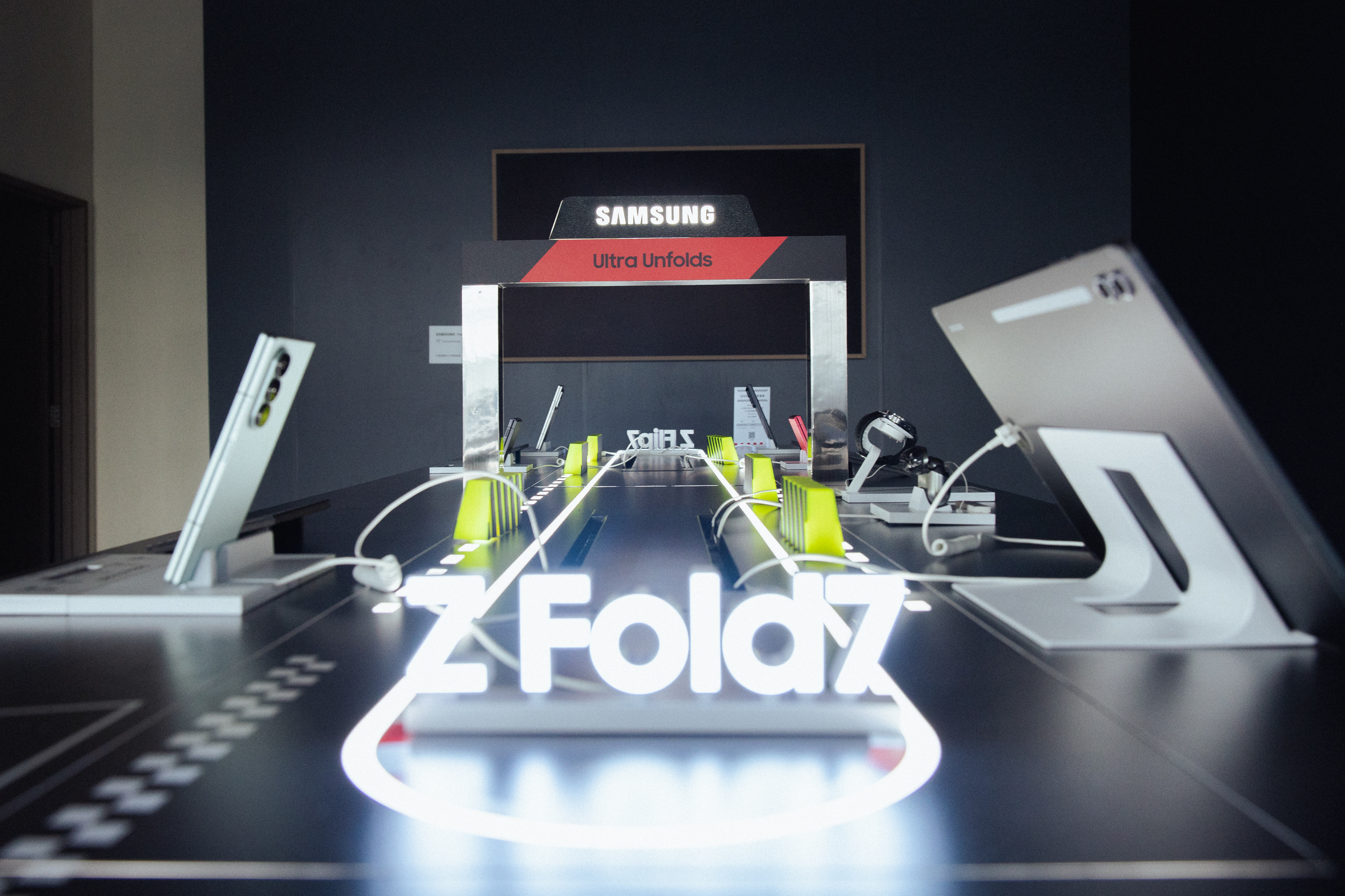 【新聞圖片 12 】Samsung 於現場展示全新旗艦手機Galaxy Z Fold7，打造結合科技與速度的沉浸式體驗區域，讓賓客親身感受前衛創新的未來視野.jpg