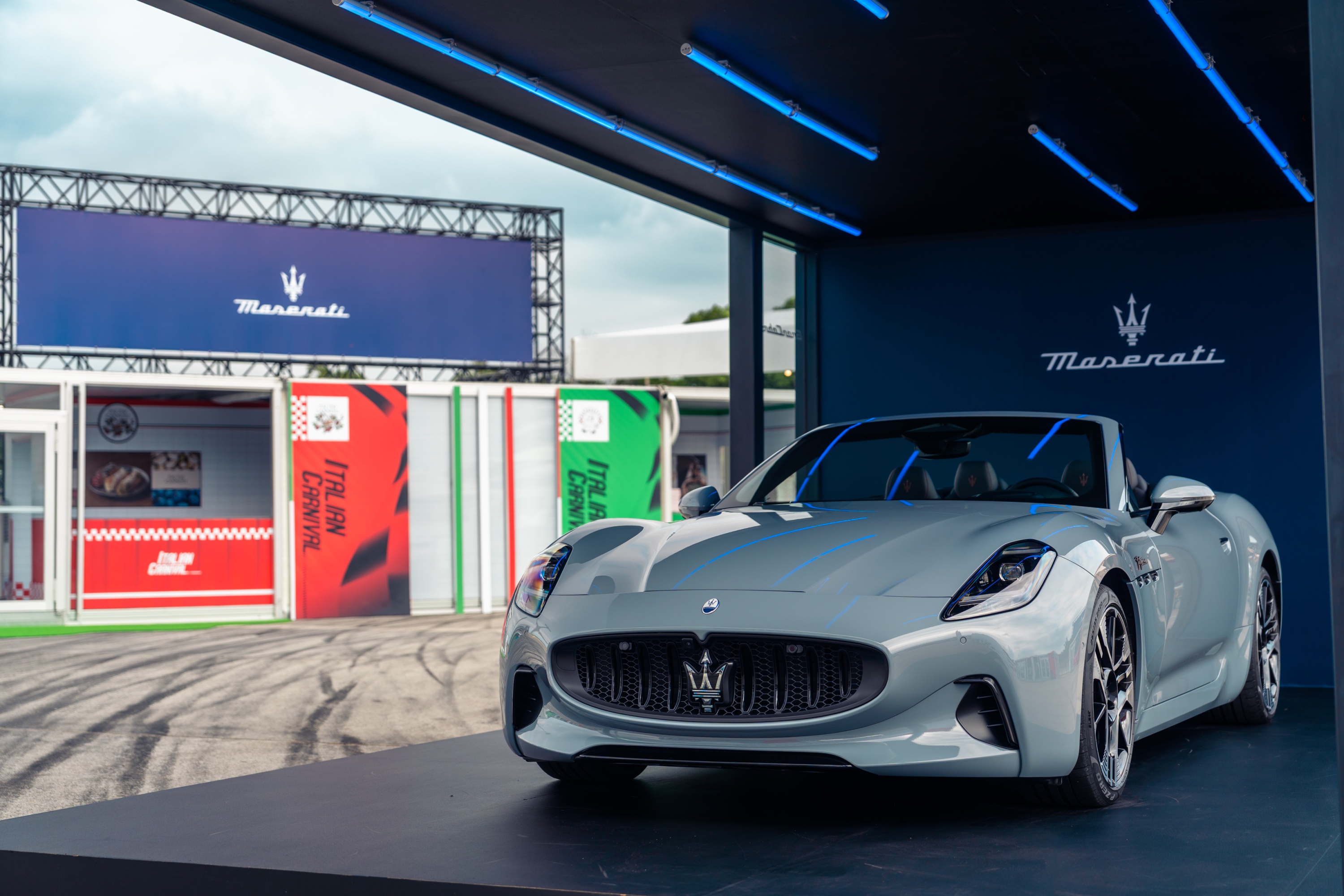 【新聞圖片 17 】義式先鋒代表 Maserati 迎來 110 週年，以品牌首款純電雙門 GT 敞篷轎跑 GranCabrio Folgore 於嘉年華首度亮相.jpg