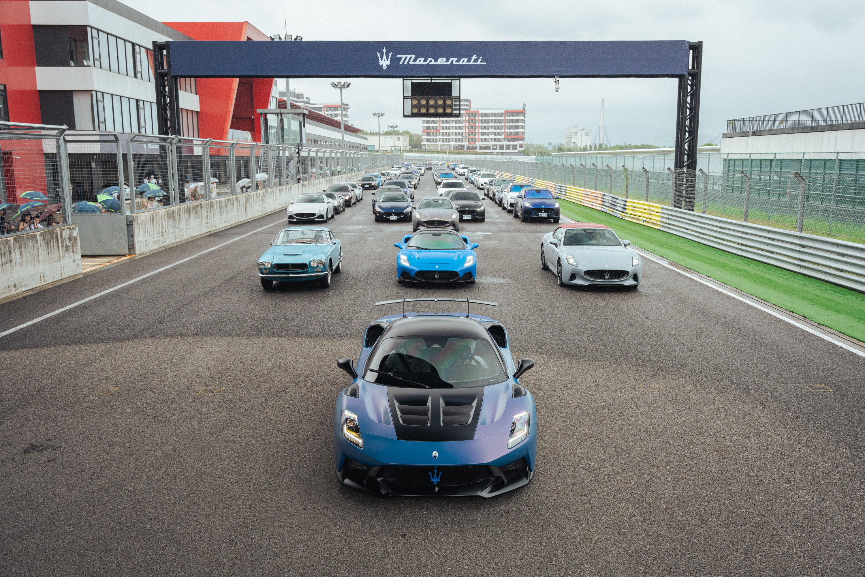 【新聞圖片 18 】為歡慶 110 週年里程盃，Maserati Taiwan 更號召全台 110 名車主於賽道齊聚一堂，高達 140 輛 Maserati 揚起三叉戟旗幟在賽道上慢速繞行，同慶 Maserati 110 年的榮耀.jpg
