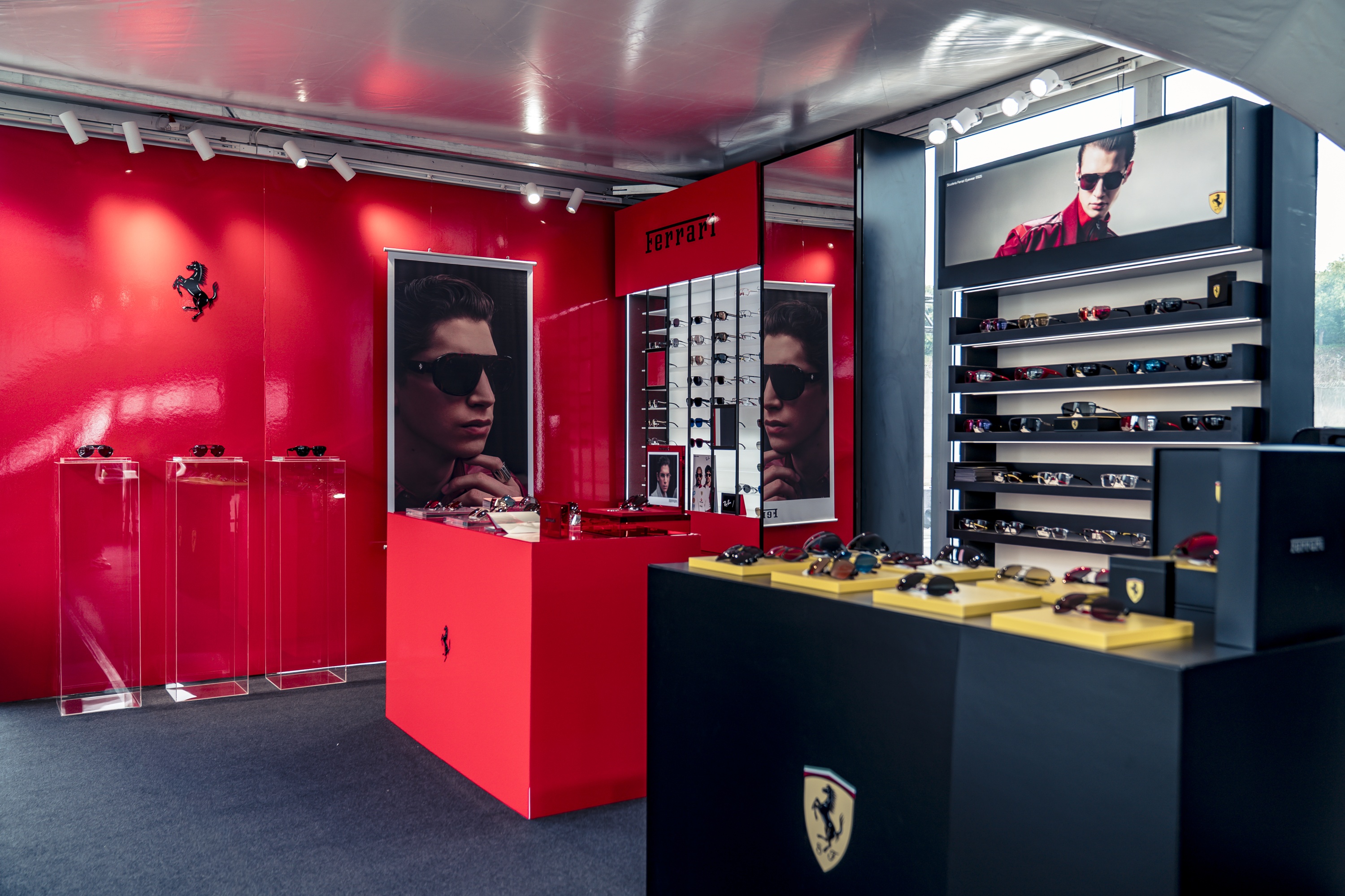【新聞圖片 9 】由寶島眼鏡獨家販售多款 Ferrari 精品眼鏡及 Ray-Ban 雷朋眼鏡，展現義式潮流的經典姿態，演繹賽道與時尚交織的獨特魅力.jpg