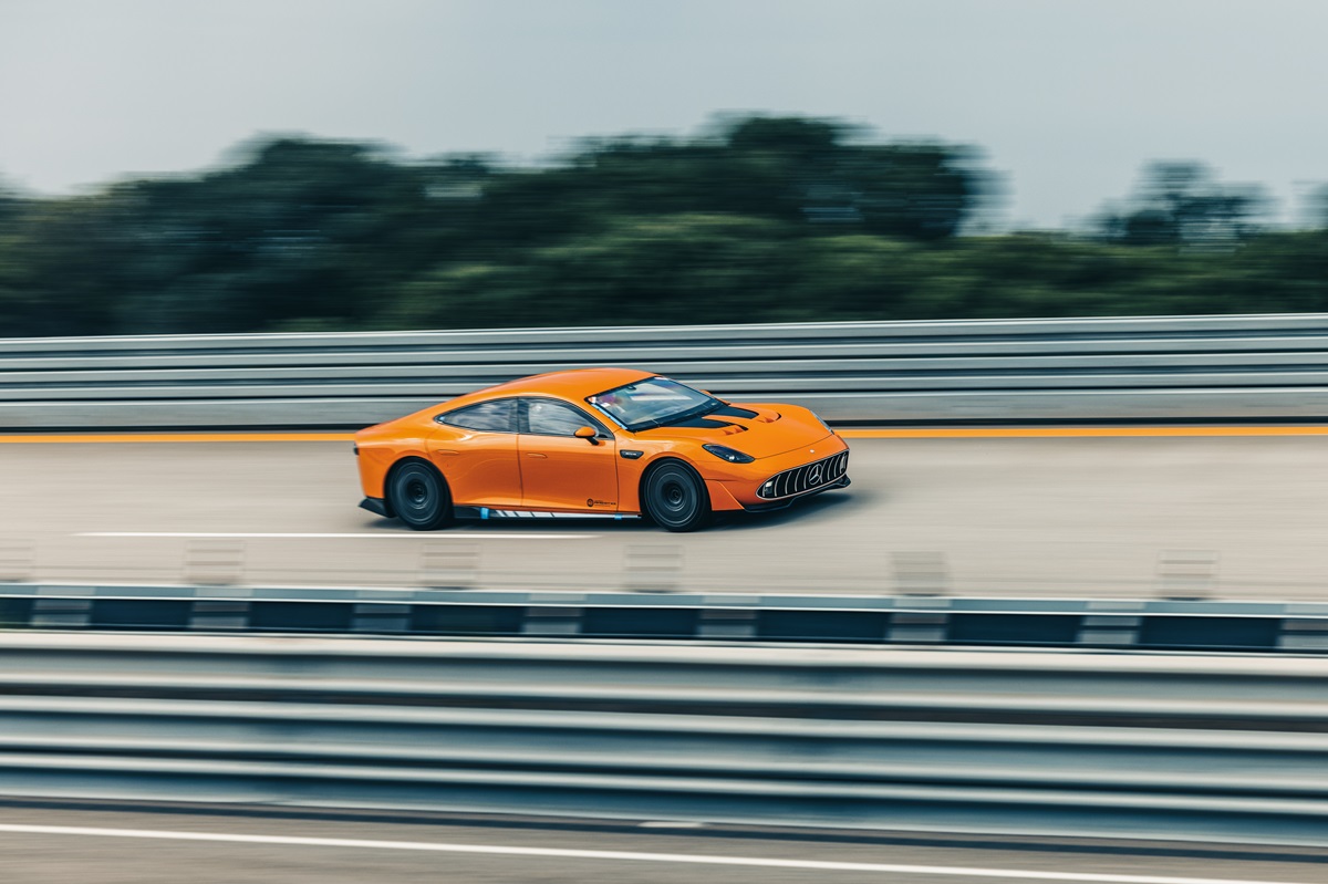 (圖2) Mercedes-AMG GT XX 概念車在不到八天的時間內完成環繞地球赤道一周的壯舉，不僅展現技術創新的無限潛力，也再次驗證米其林優異性能直至最後一里的承諾.jpg
