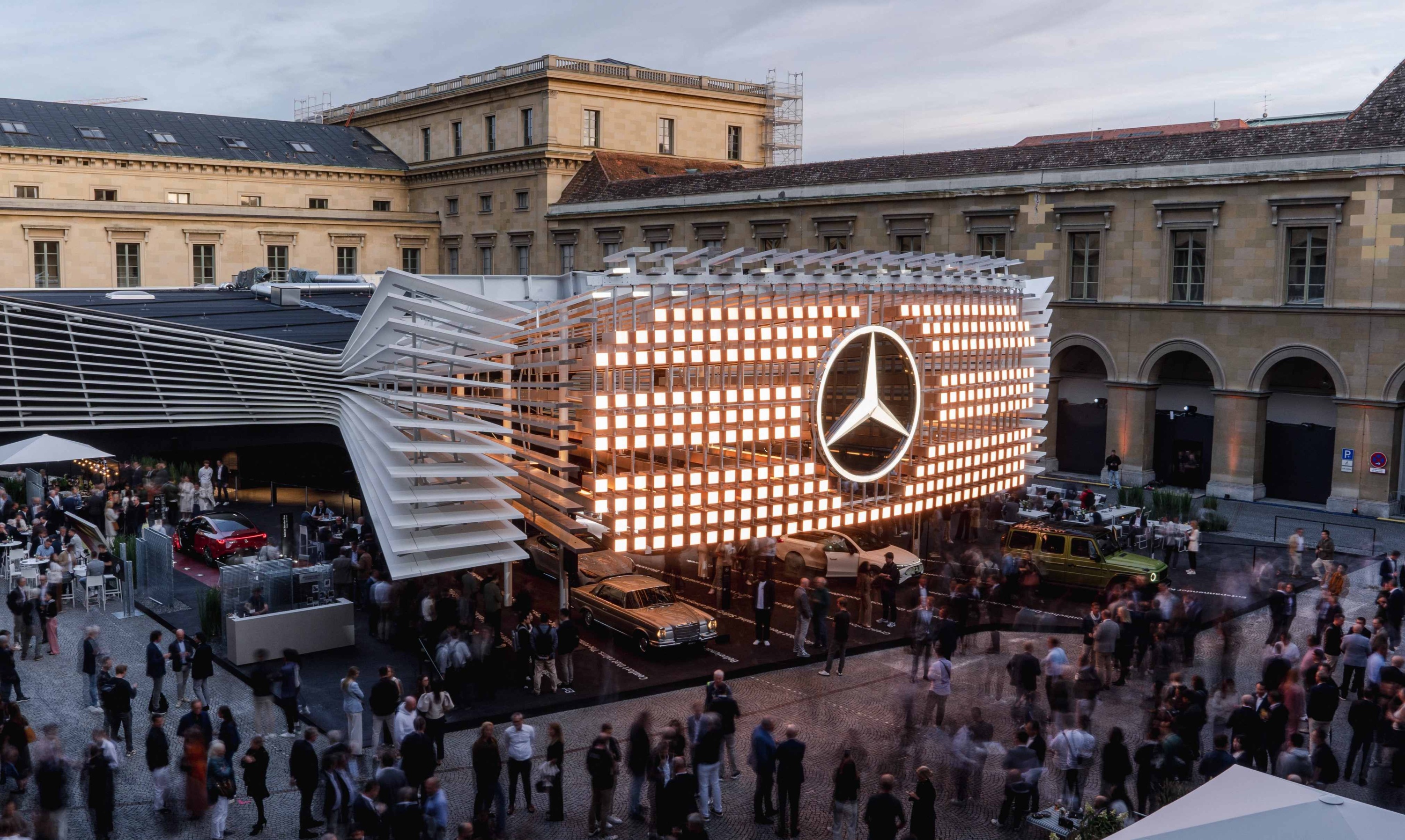 圖1、Mercedes-Benz 於慕尼黑皇宮中庭打造極具視覺震撼的品牌展區.jpg