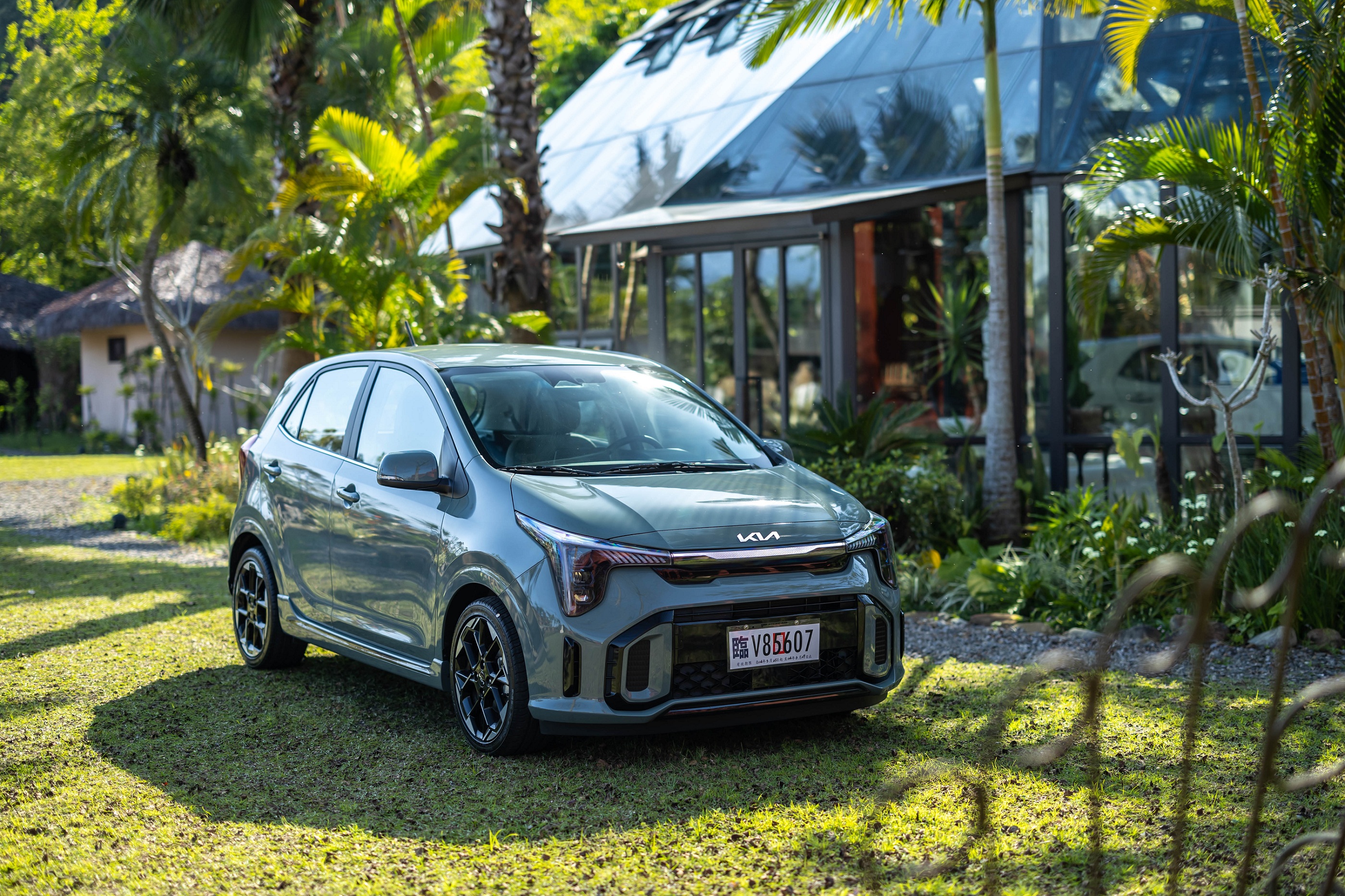 1. Kia 1.2L 輕奢精品掀背 The Picanto適用貨物稅減徵政策，本月入主享9,000元開回家或享40萬元0利率方案二選一，再贈總價值逾18,000元配件組及丙式車體險。.jpg