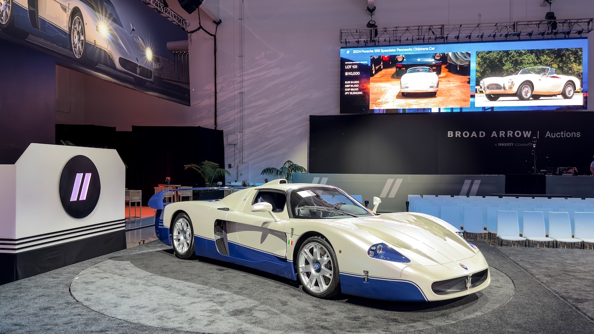 【新聞圖片 3 】MC12 Stradale 全球僅限量生產 50 輛， 2004 年與 2005 年各 25 輛，搭載 5988 cc V12 自然進氣引擎，最高輸出 630 匹馬力，標誌性的純白車身以藍色細節妝點.jpg