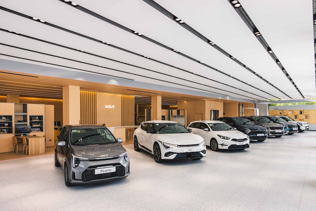 3. 一樓展示區可同時展出9部新車，可將Kia全車系完整展示。.jpg