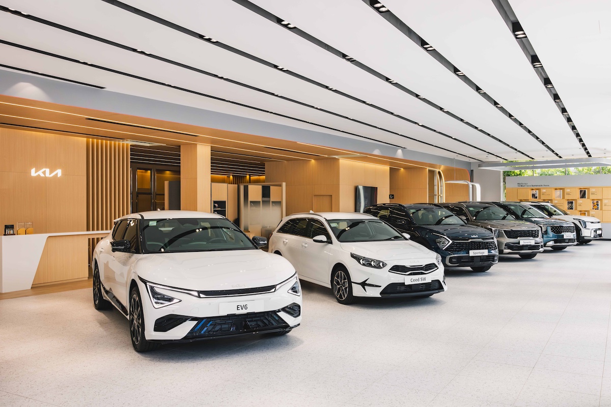 4.依循Kia新CI 2.0規範與Kia Store概念，打造占地近800坪的全新Kia台北旗艦店內部，提供旗艦賞車體驗。.jpg