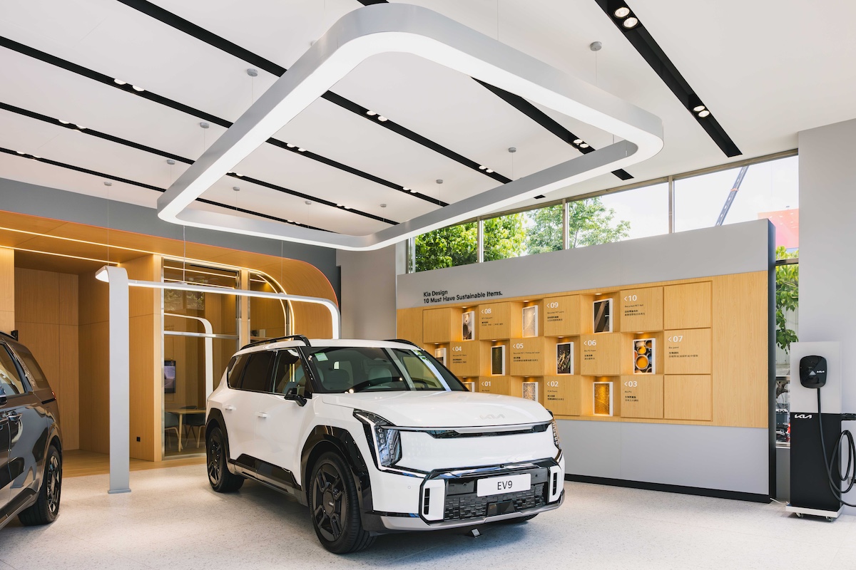 5.電動車專屬的「EV Zone」，搭配Kia電動車採用的十大永續材質展示牆。.jpg