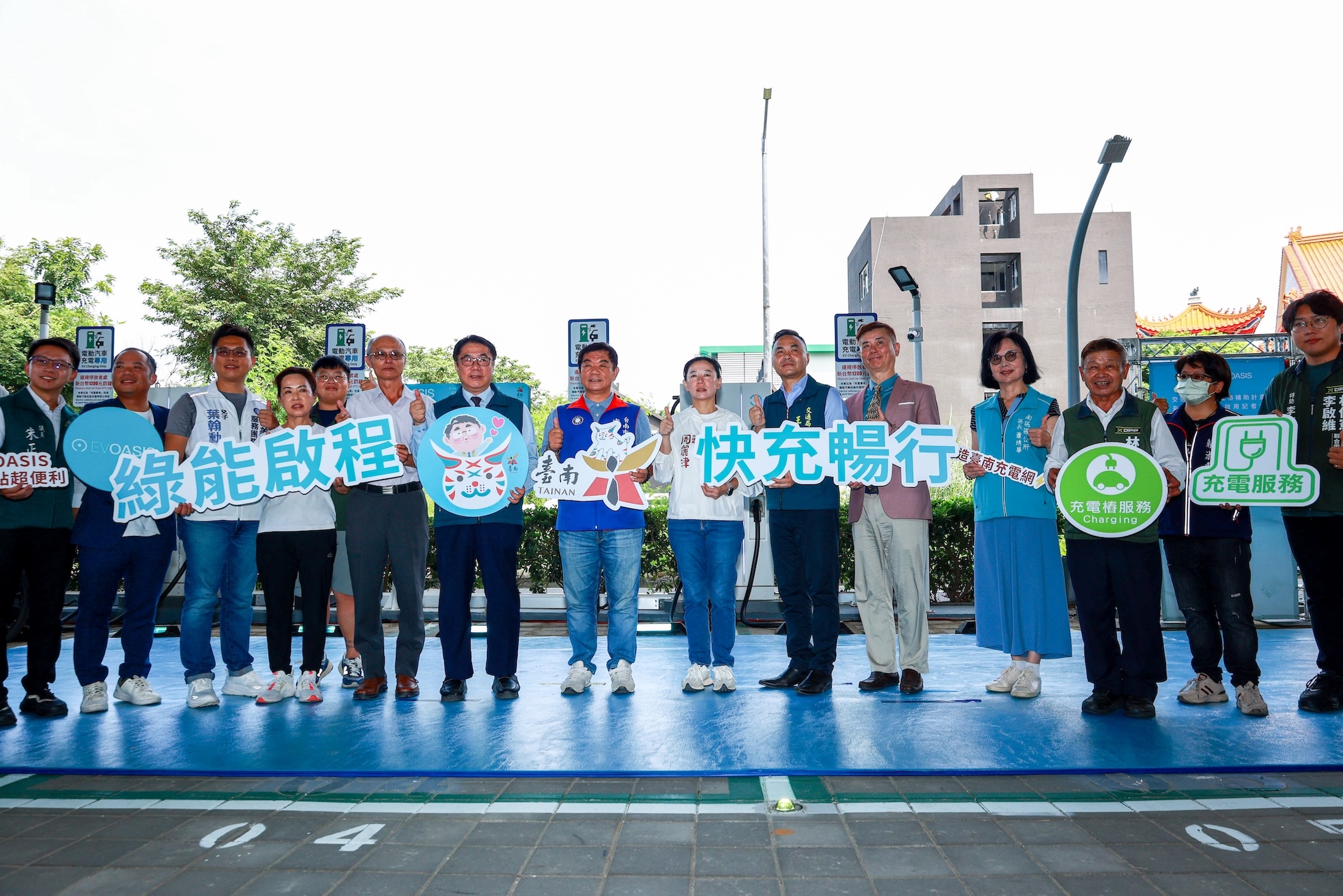 圖說一：市長黃偉哲指出，台南市在各公有停車場廣設充電基礎設施外，為提供電動車主更符合實際使用的服務並能即時給予電動車輛能源補給。.JPG