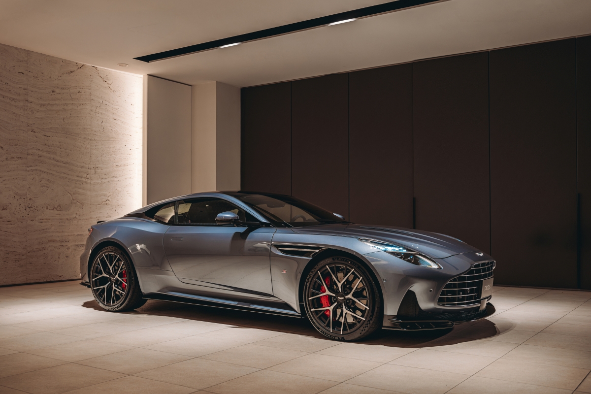 DB12 S (12).jpg