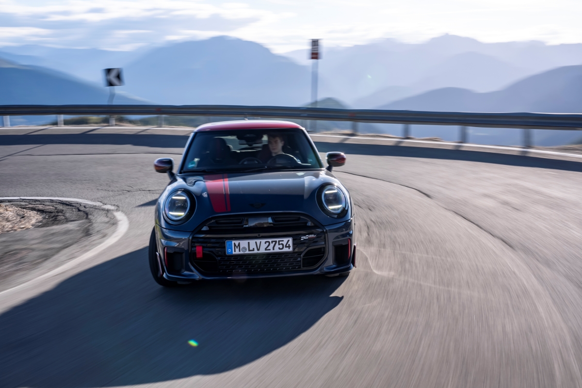P90650983_highRes_mini-jcw-3-door-with.jpg