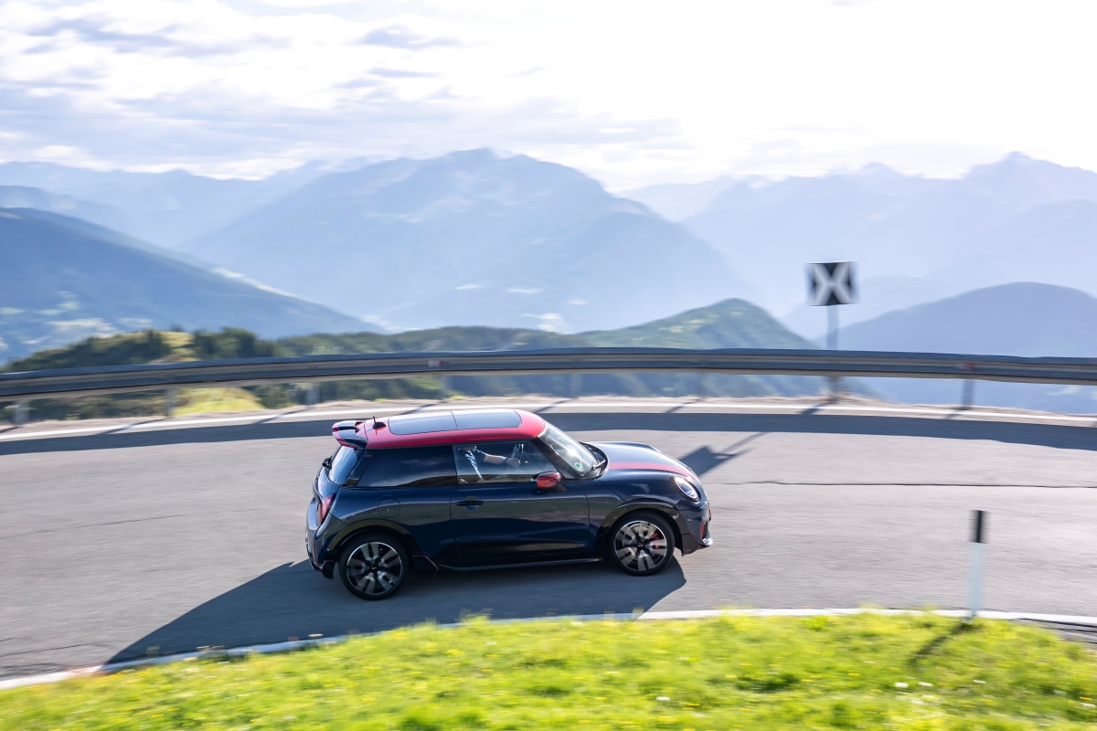 P90650997_highRes_mini-jcw-3-door-with.jpg