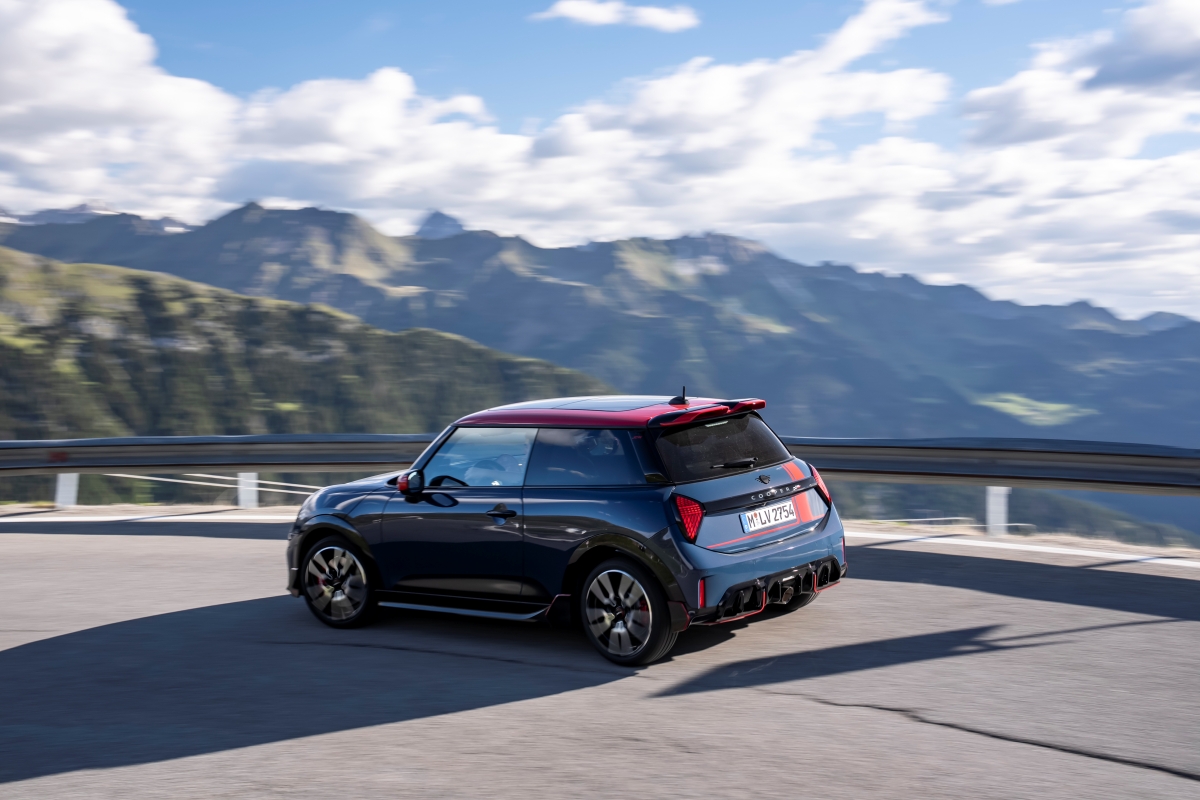P90650998_highRes_mini-jcw-3-door-with.jpg