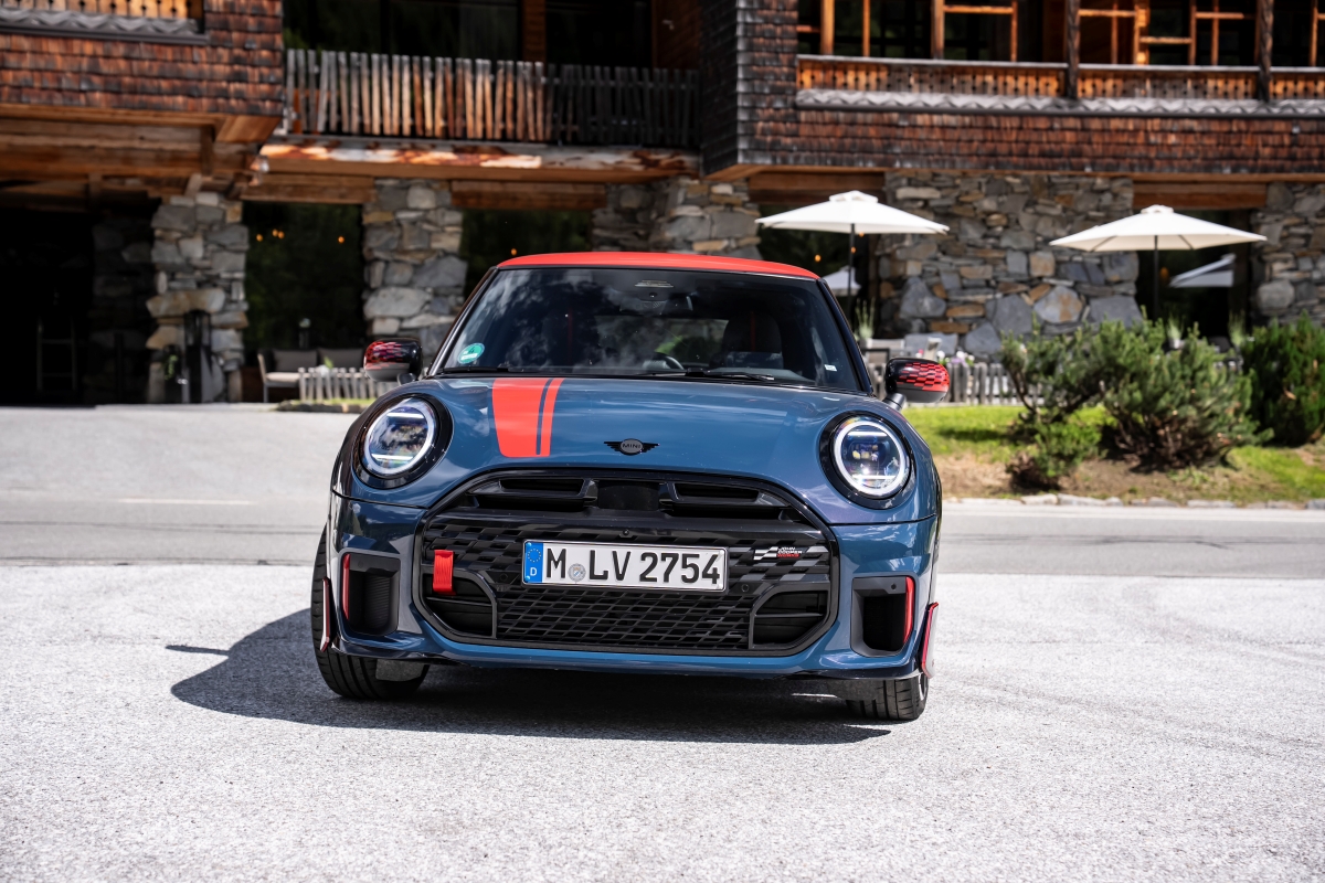 P90651013_highRes_mini-jcw-3-door-with.jpg