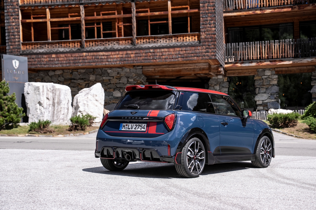 P90651014_highRes_mini-jcw-3-door-with.jpg