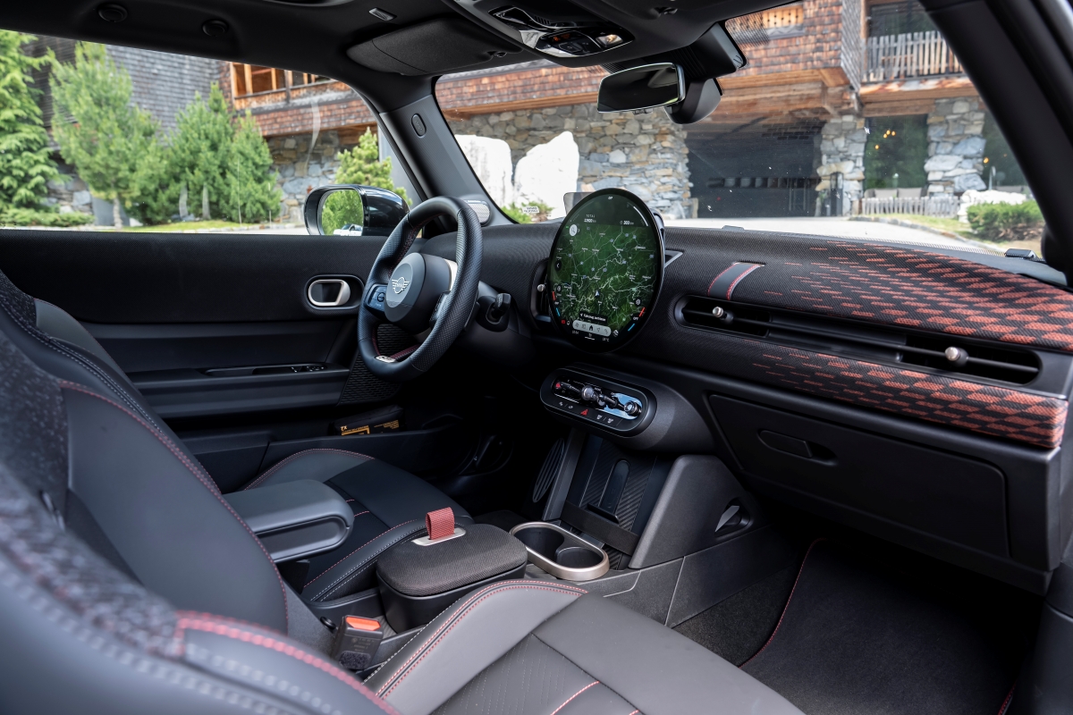 P90651016_highRes_mini-jcw-3-door-with.jpg