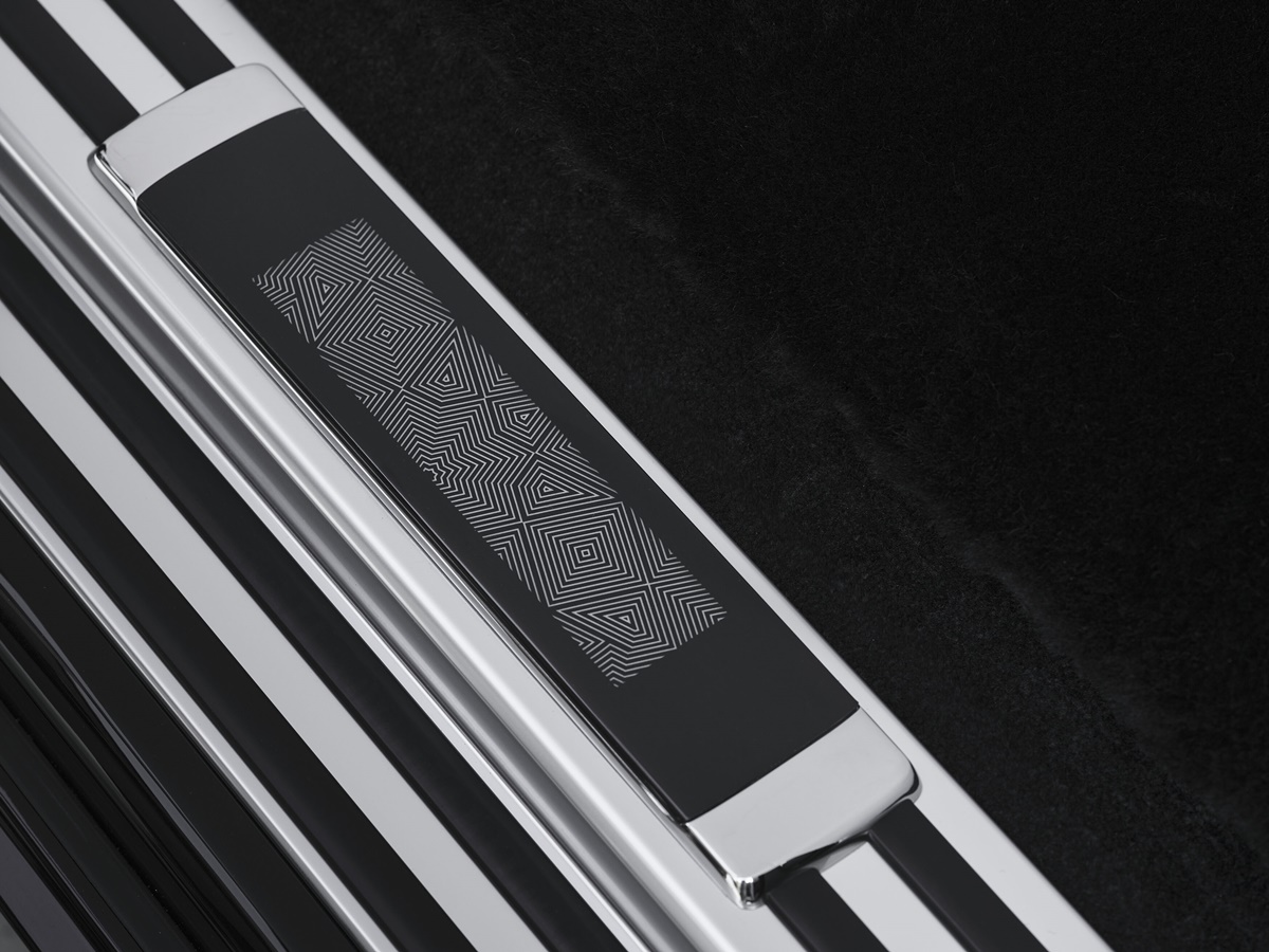 Phantom Arabesque (6) Illuminated treadplates.jpg