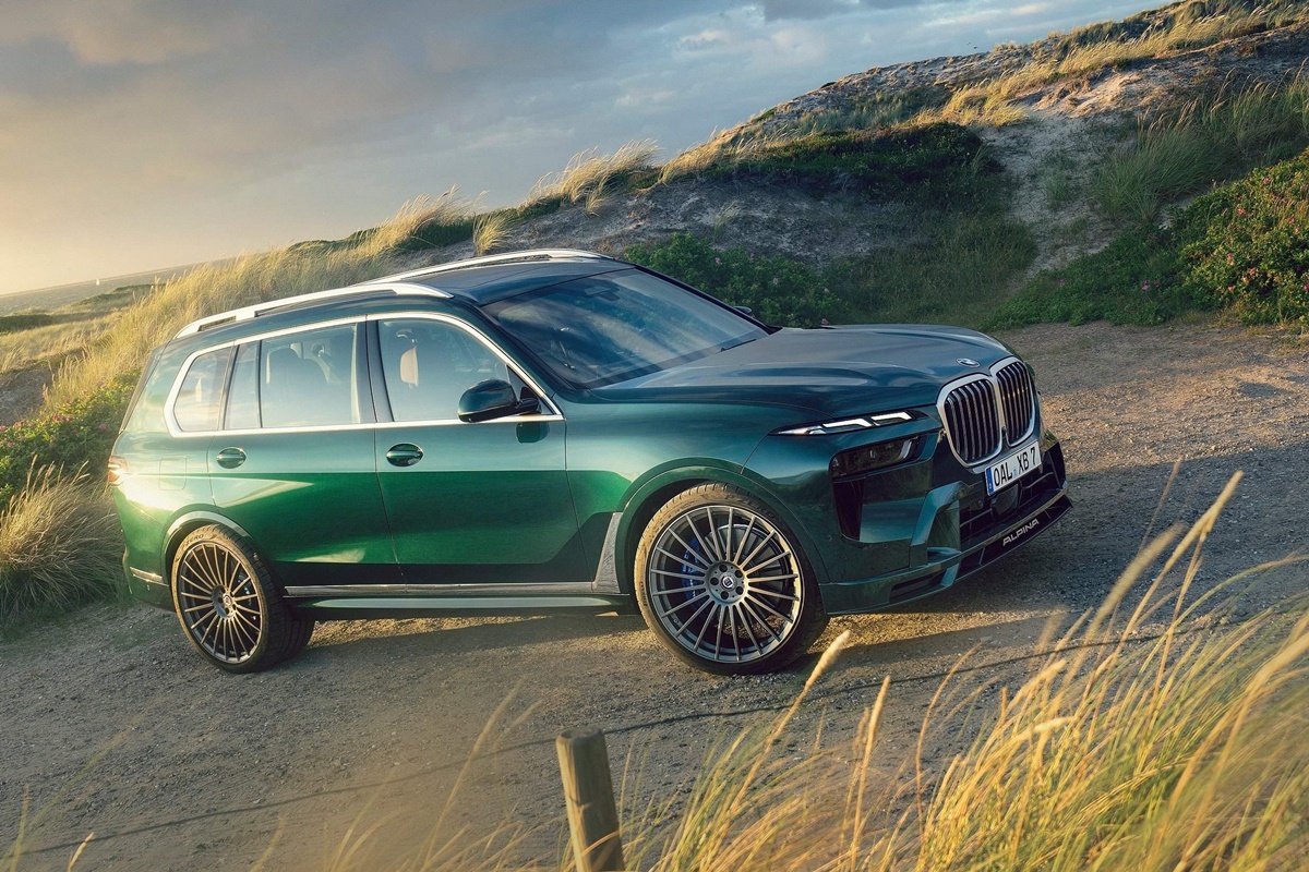 Alpina-BMW_XB7-2023-Front_Three-Quarter.jpg
