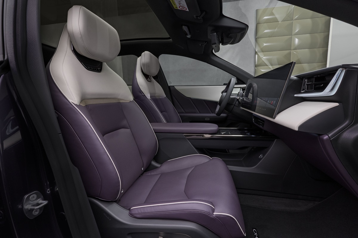 Mazda_CX_6e_Germany int (18).jpg