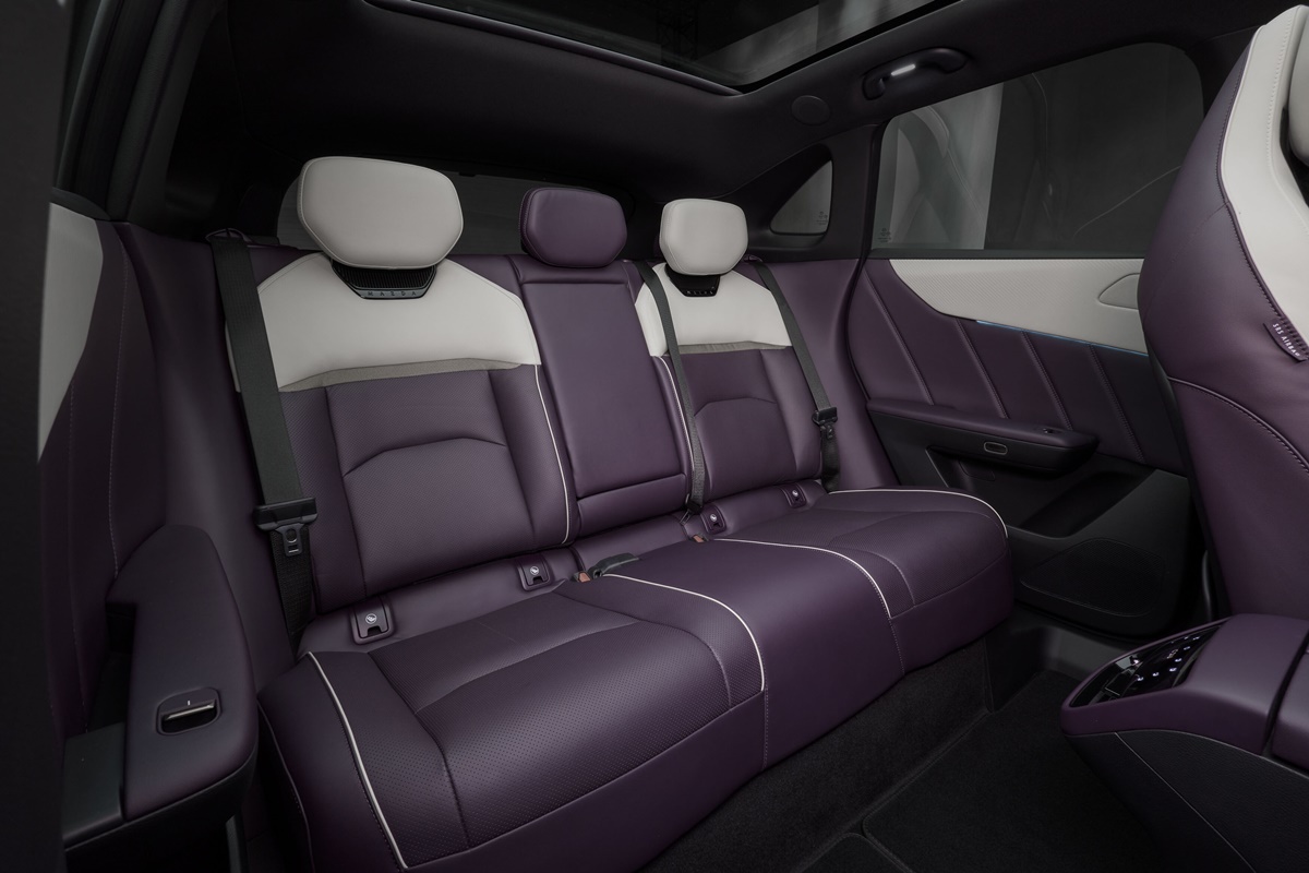 Mazda_CX_6e_Germany int (2).jpg