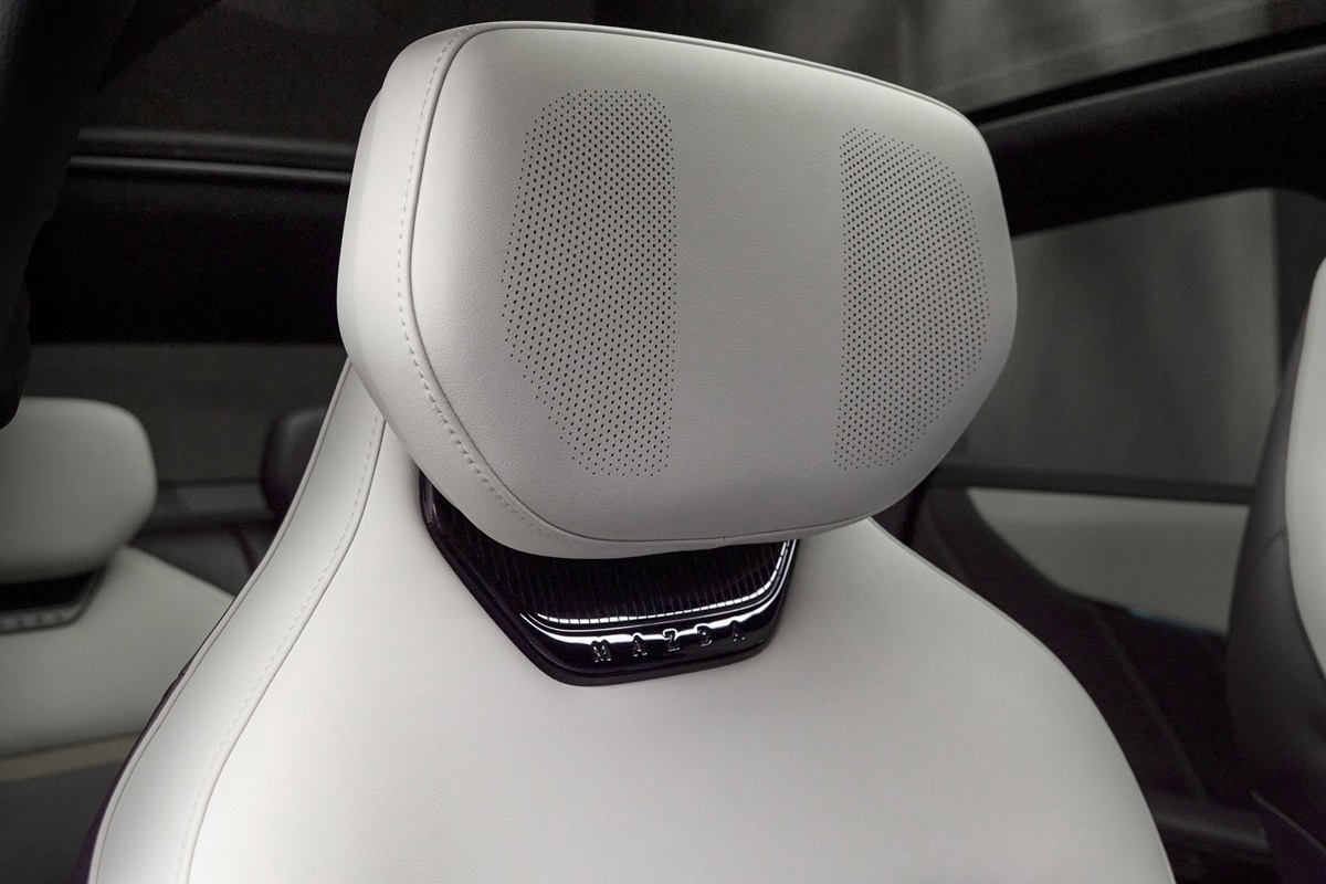 Mazda_CX_6e_Germany int (3).jpg