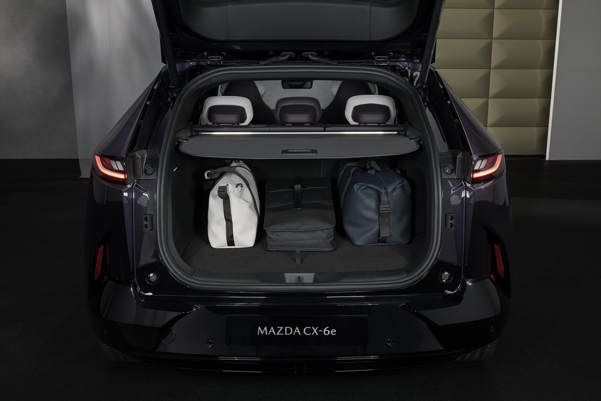 Mazda_CX_6e_Germany int (7).jpg