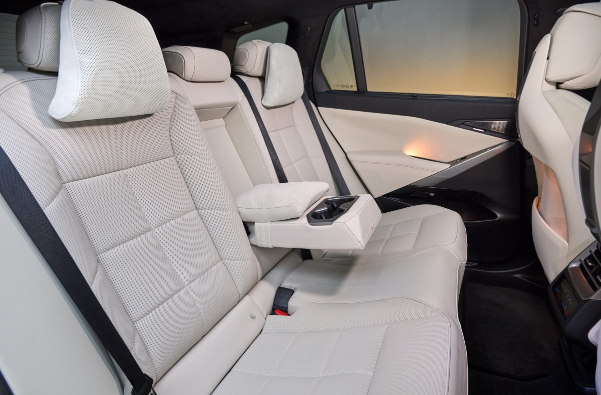 P90646070_lowRes_bmw-ix5-60-xdrive-06.jpg