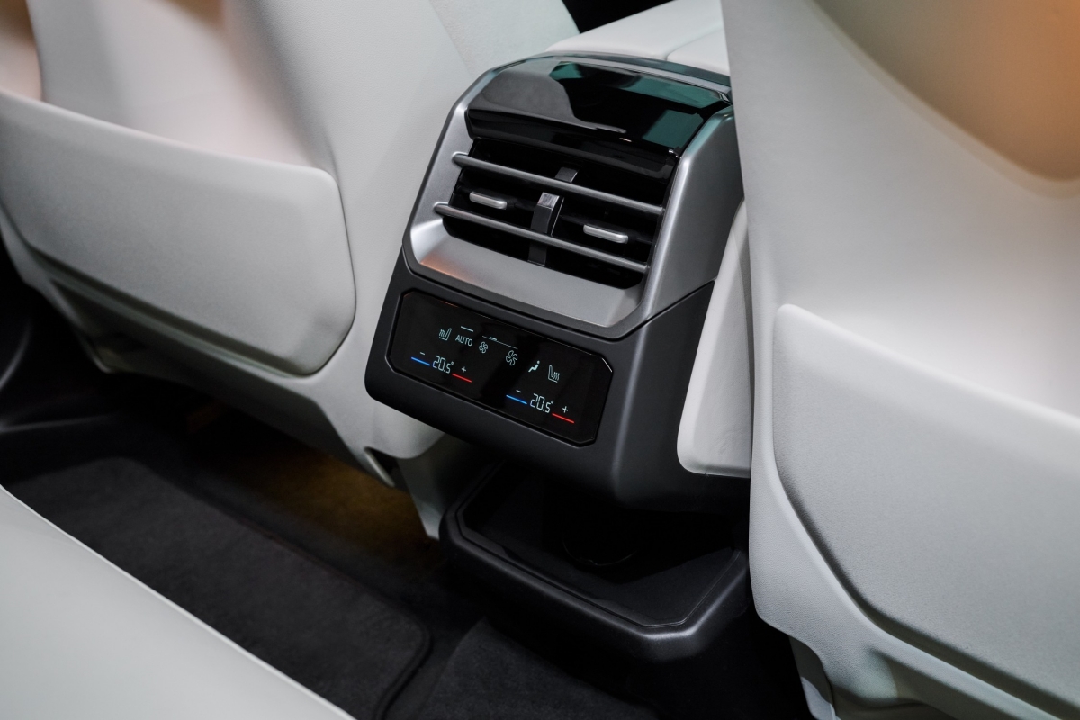 P90646071_lowRes_bmw-ix5-60-xdrive-06.jpg