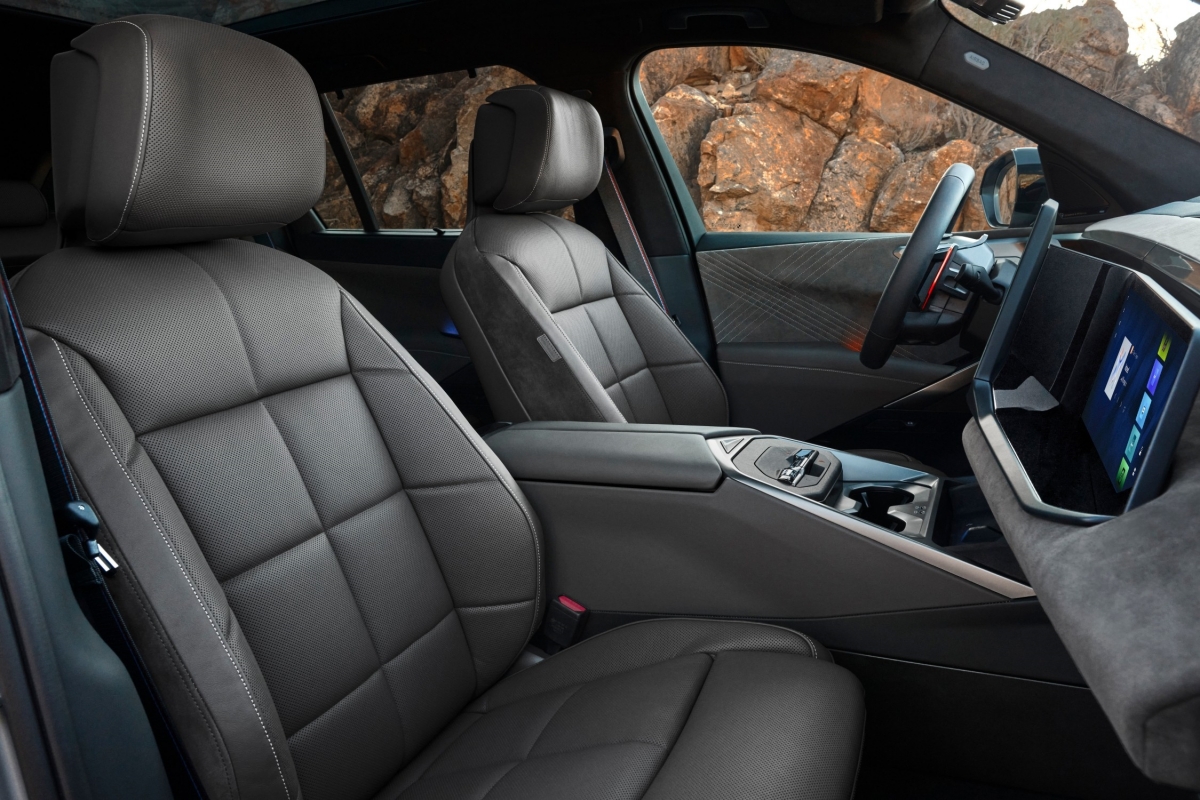 P90646127_lowRes_bmw-x5-m60e-xdrive-0.jpg