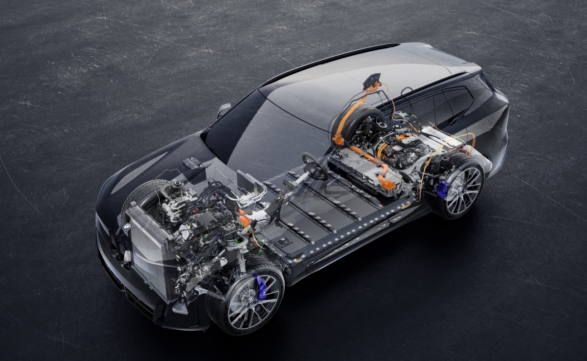 P90646621_lowRes_bmw-ix5-60-xdrive-po.jpg