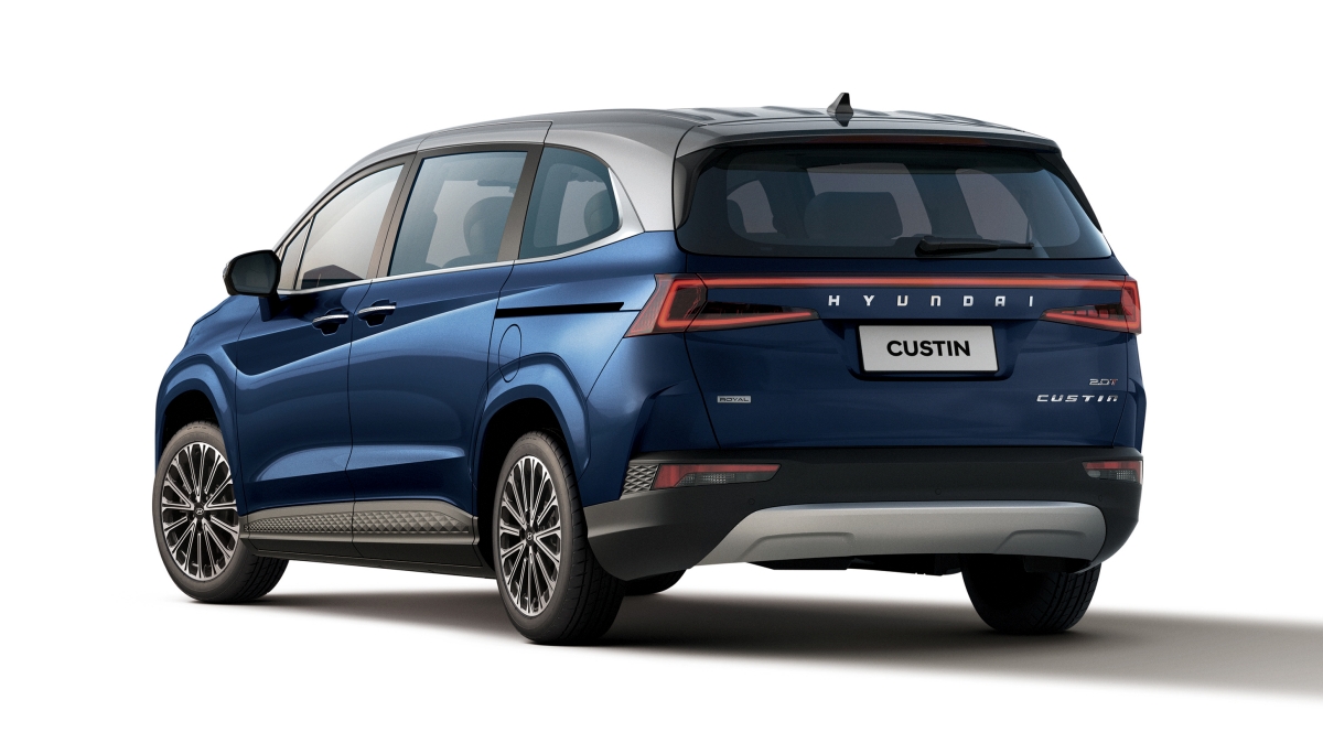 HYUNDAI CUSTIN Royal湖邊車尾_02.jpg