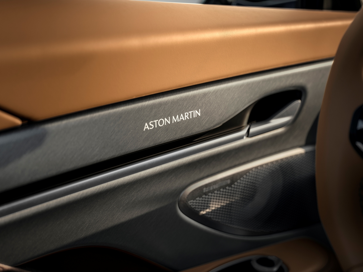 Aston Martin Vanquish 25_13.jpg