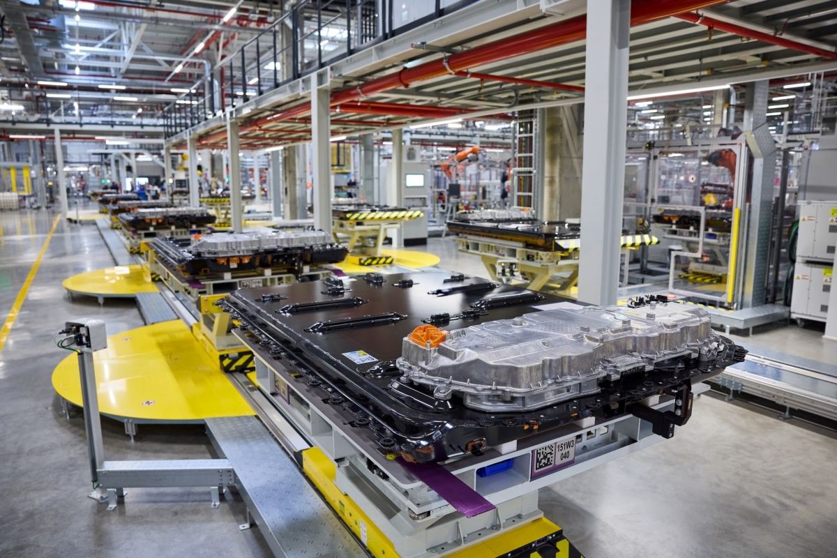 P90651152_lowRes_high-voltage-battery.jpg
