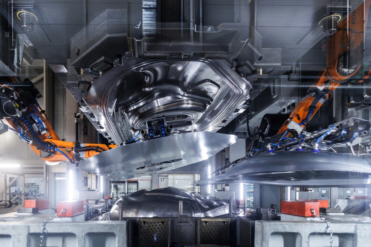 P90651155_lowRes_robot-assisted-press.jpg