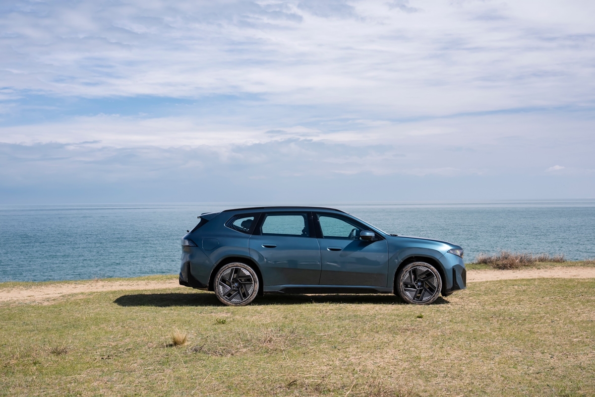 P90644065_lowRes_bmw-ix3l-prototype-0.jpg