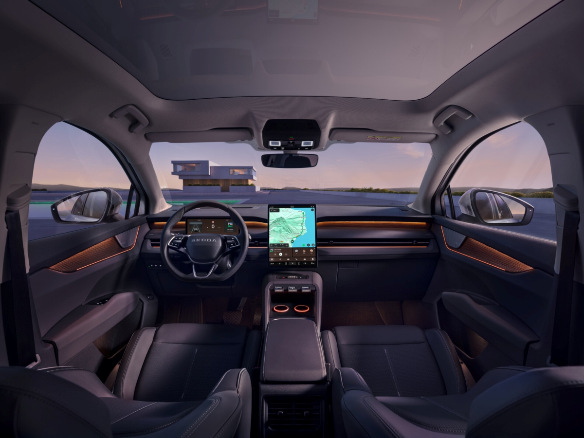 peaq_040_front_interior_suite_black_78417e24-1920x1440.jpg