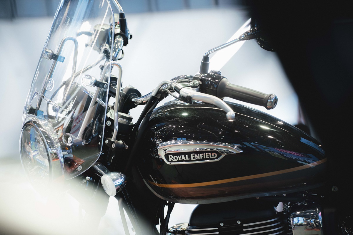 Meteor 350_Supernova Black.jpg