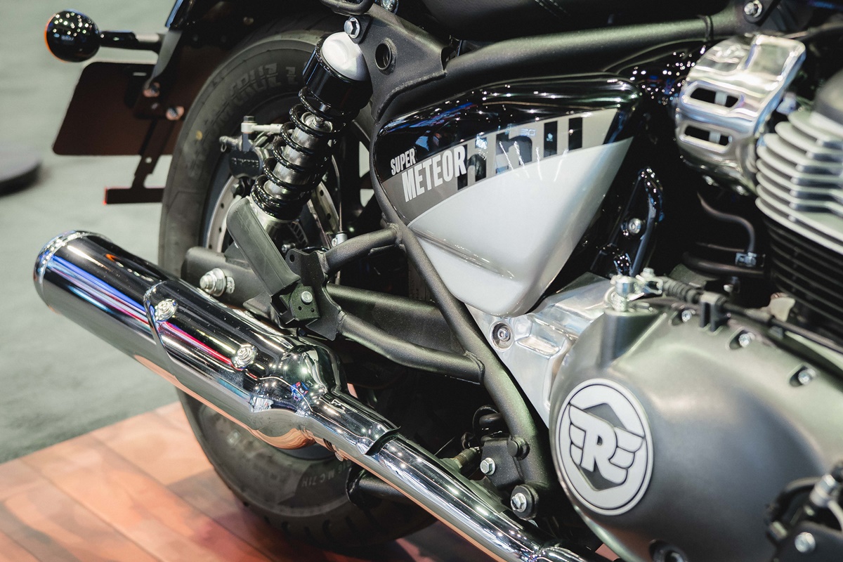 Super Meteor 650_Interstellar Grey 02.jpg