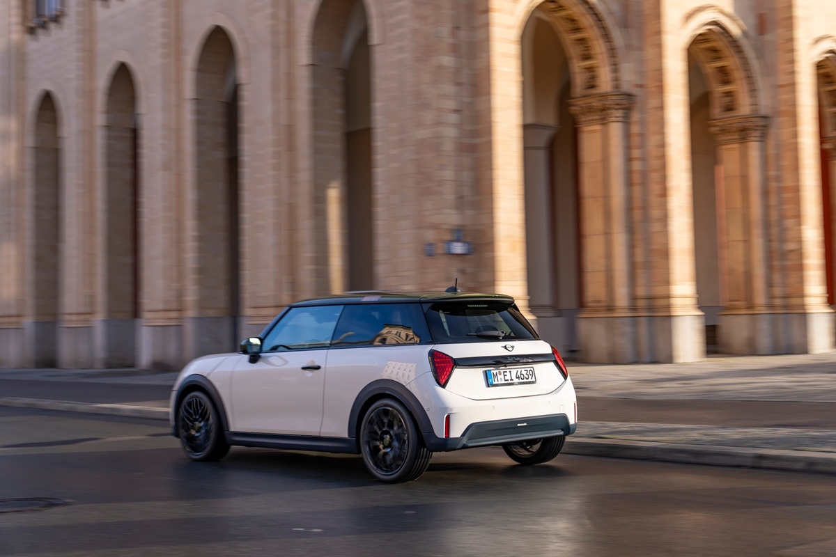 P90628185_lowRes_mini-cooper-s-paul-s.jpg