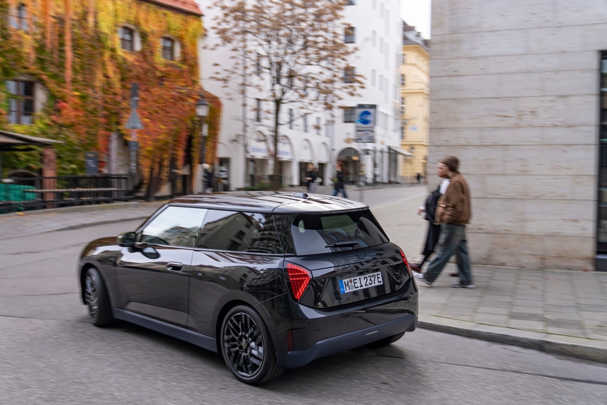 P90628217_lowRes_mini-cooper-se-paul-.jpg