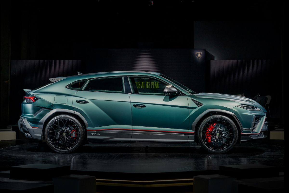 Lamborghini Urus SE Performante.jpg