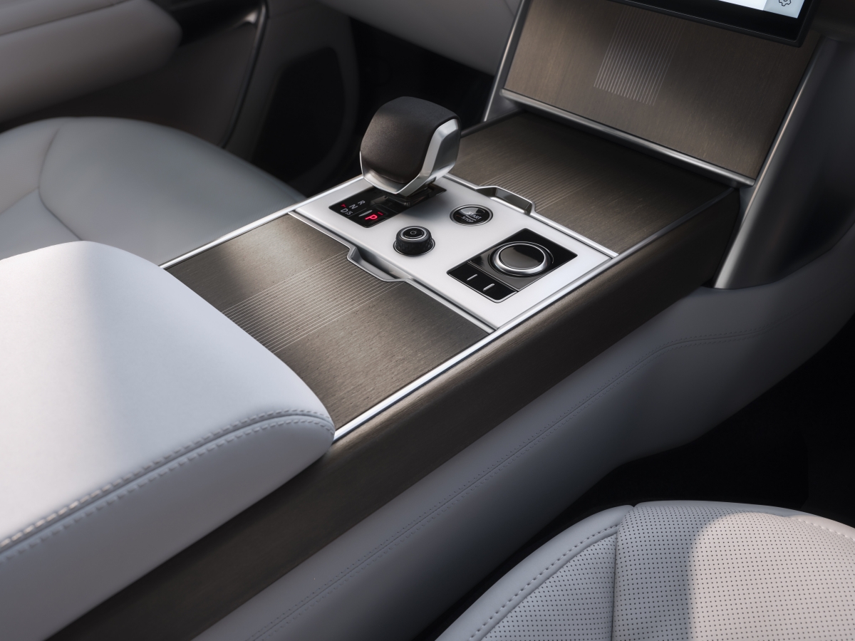 RANGE ROVER ELECTRIC CENTRE CONSOLE 02_09_26_1.jpg