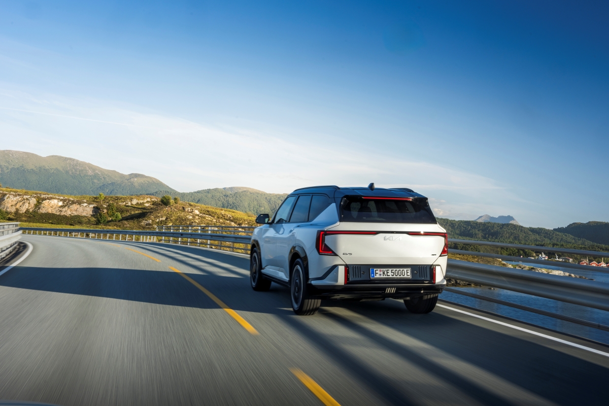 Original-32195-kia-ev5-gt-snow-white-pearl-dynamic-print-3600x2400-017.jpg