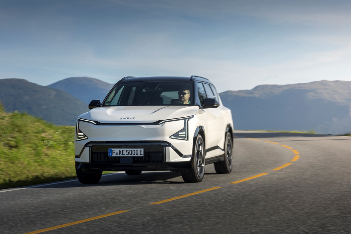 Original-32203-kia-ev5-gt-snow-white-pearl-dynamic-print-3600x2400-009.jpg