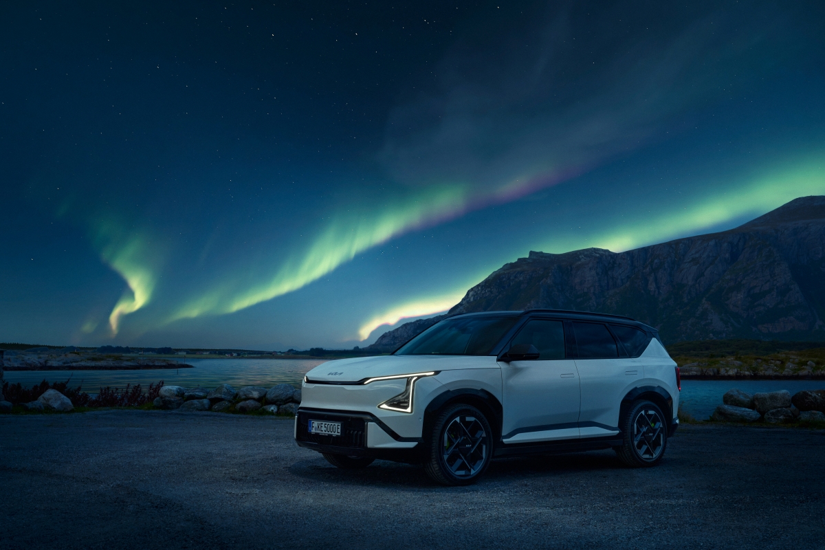 Original-32212-kia-ev5-gt-snow-white-pearl-northern-lights-print-3600x2400-003.jpg