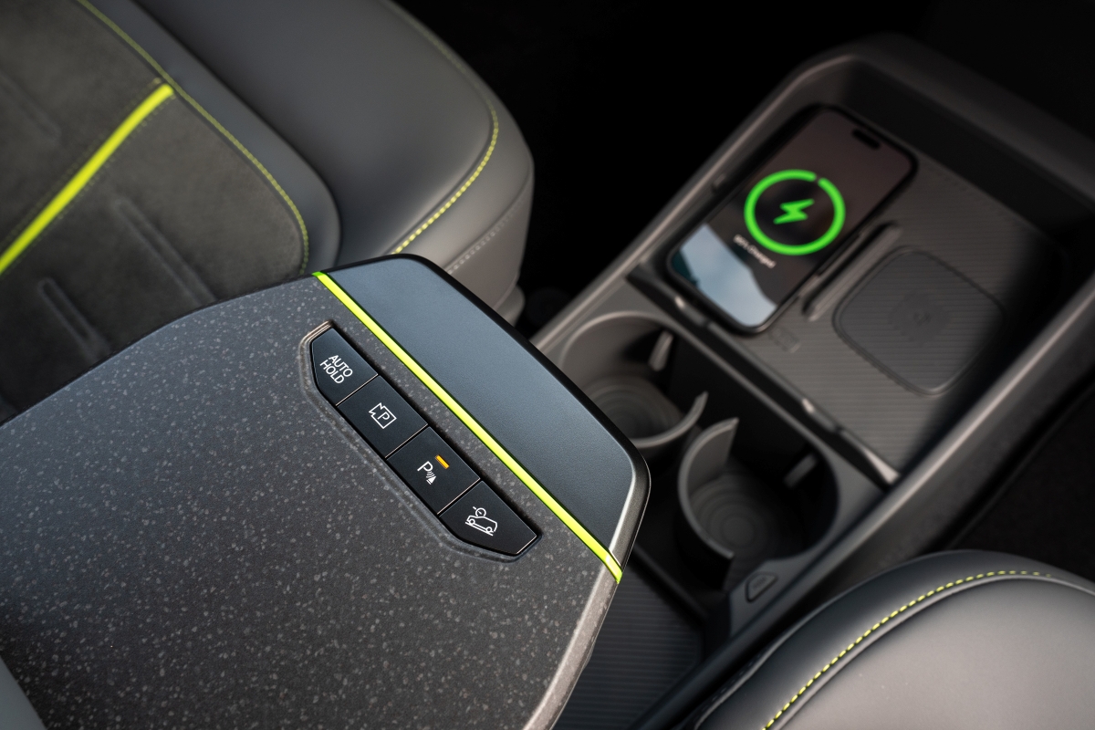 Original-32328-kia-ev3-gt-ivory-silver-matte-interior-print-3600x2400-023.jpg